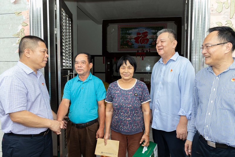 走访慰问患重病脱贫户.jpg