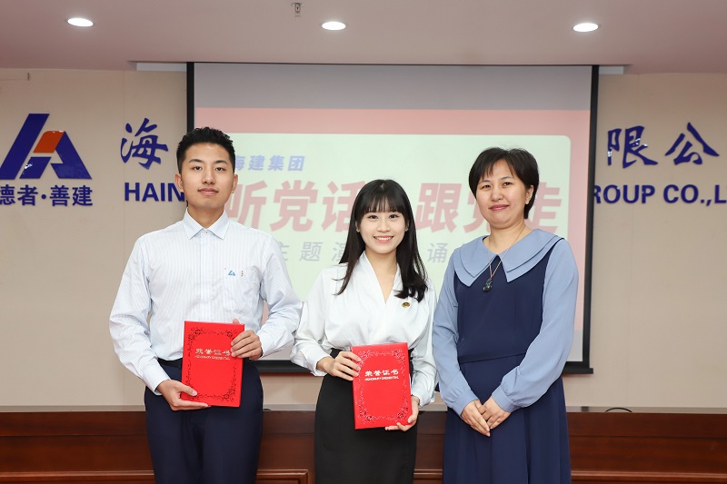 集团工会主席曹寰为获一等奖选手颁发证书.jpg