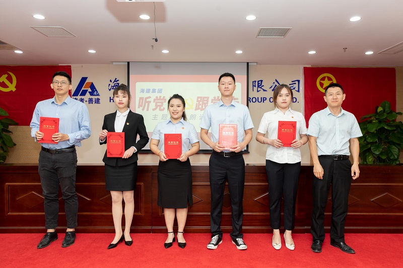 集团党建工作部部长刘启明为获三等奖选手颁发证书.jpg