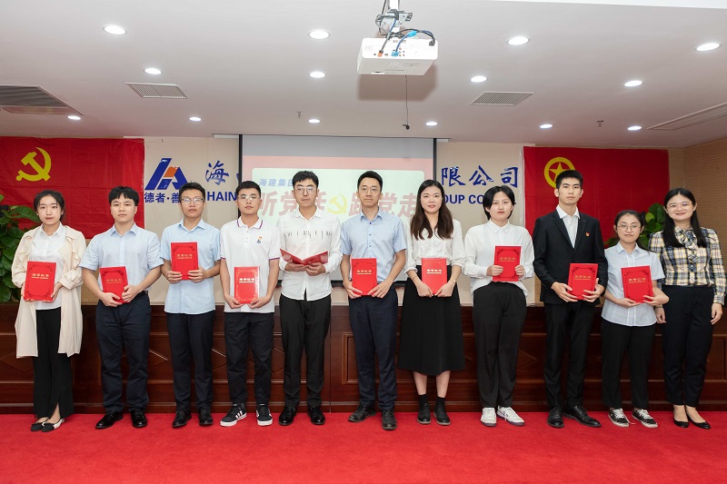 集团团委书记林路为获优秀奖选手颁发证书.jpg