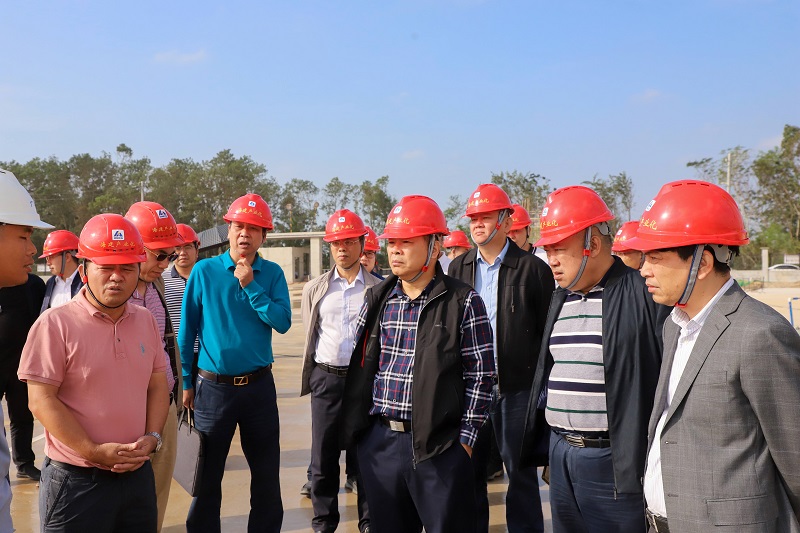 听取基地相关负责人作建设情况汇报.jpg