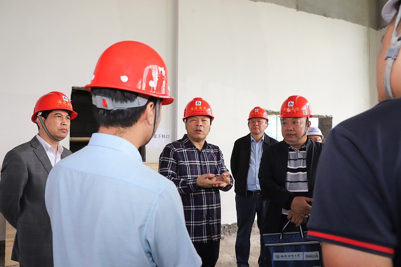 实地察看海南文昌国际航天城起步区产业服务中心项目建设进展(2).jpg