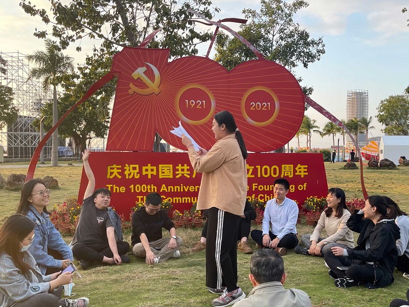 海南一建的职工们在参与十九届六中全会知识挑战问答.jpg