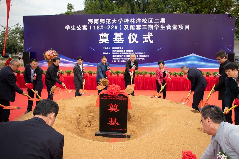 领导及嘉宾挥锹培土，共同为项目奠基。.jpg
