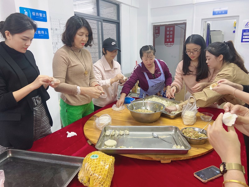 集体包饺子.JPG