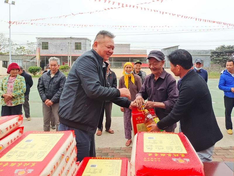 发放慰问物资.jpg