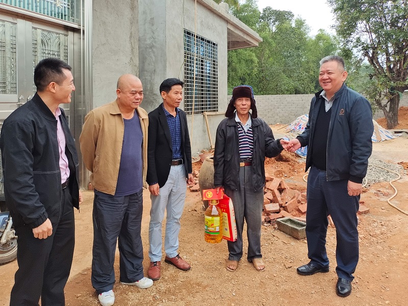 慰问生活困难党员王道学.jpg
