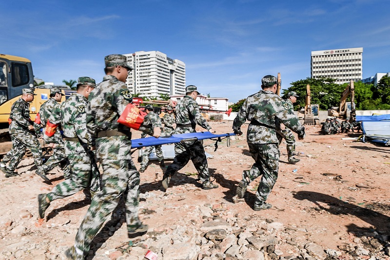 来自海建集团的预备役官兵和民兵们在进行应急演练.jpg