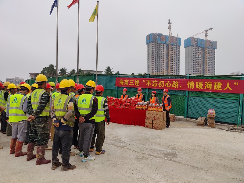 慰问组把新春慰问品发放给项目建设者.jpg