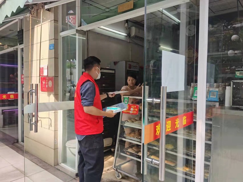 发放职业病防治宣传手册、防尘口罩等防护用品.jpg