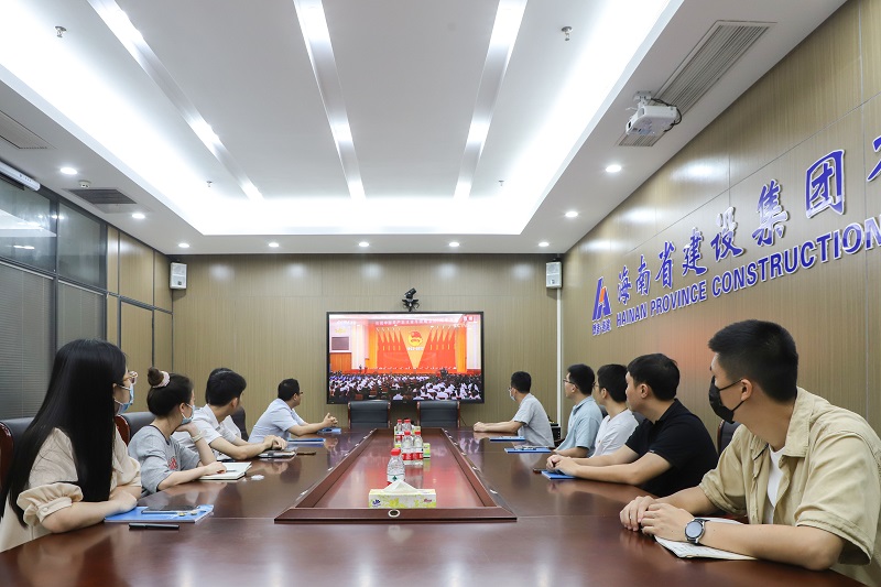 集团公司青年职工集中收看庆祝中国共产主义青年团成立100周年大会直播。.jpg