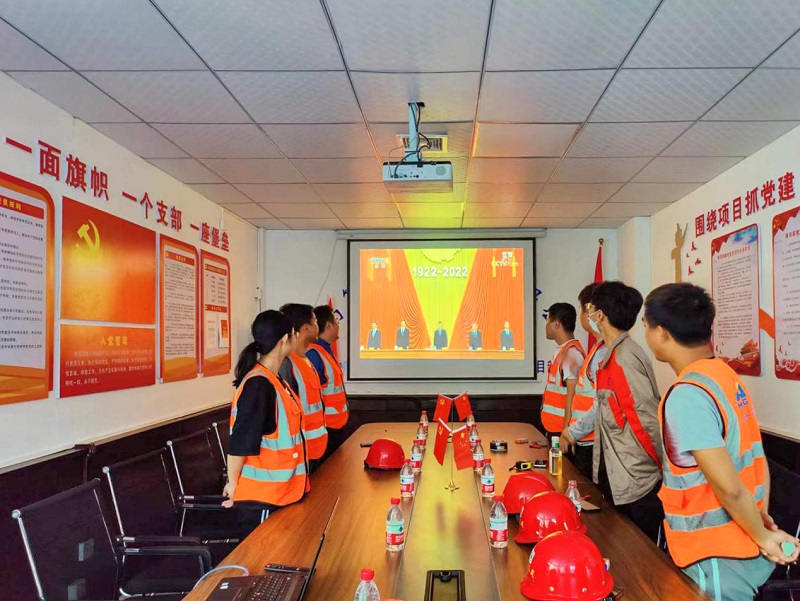 海南三建在省机关海府大院规划改造项目组织青年职工集中收看庆祝中国共产主义青年团成立100周年大会直播。.jpg