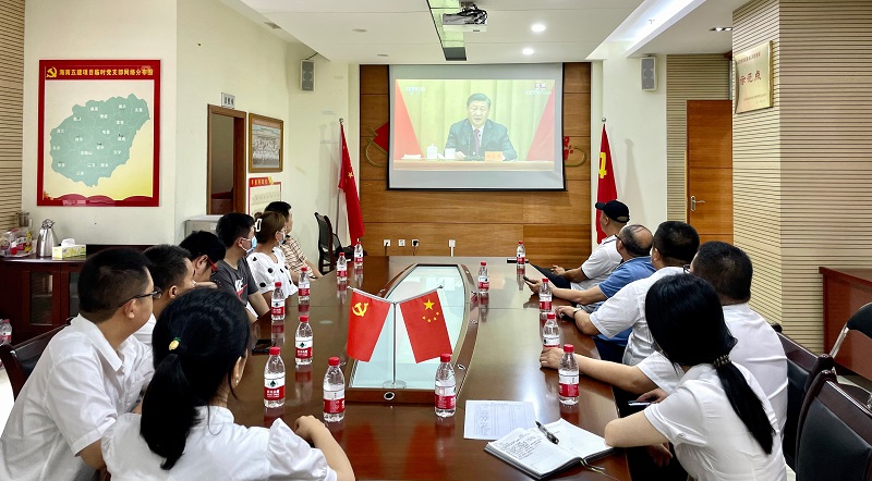 海南五建职工集中收看庆祝中国共产主义青年团成立100周年大会直播。.jpg
