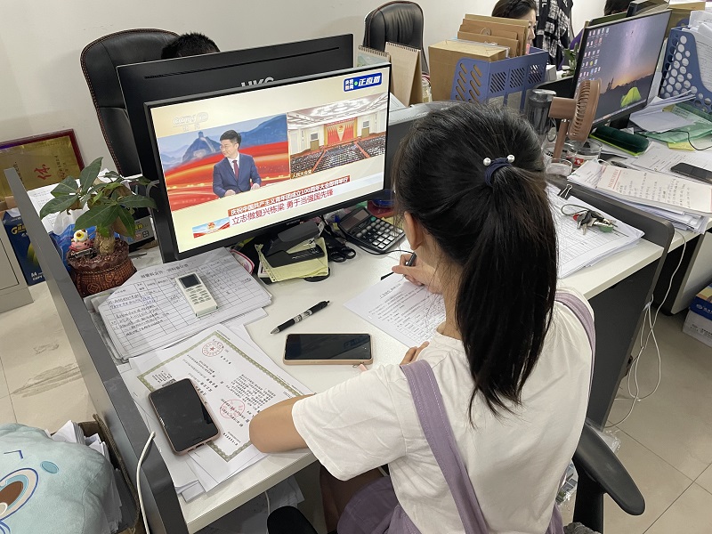 海南七建在公司本部和承建项目的项目部组织青年职工集中收看庆祝中国共产主义青年团成立100周年大会直播。.jpg