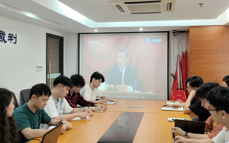 海南南方建筑设计公司青年职工集中收看庆祝中国共产主义青年团成立100周年大会直播。.jpg