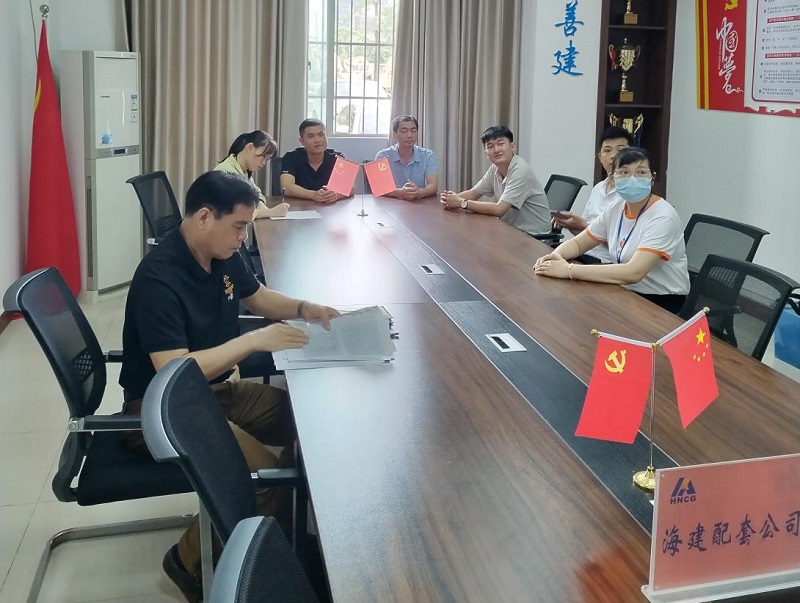 海建配套公司职工集中收看庆祝中国共产主义青年团成立100周年大会直播。.jpg
