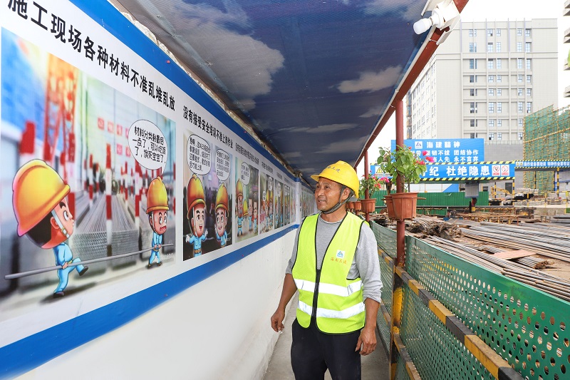 广场周边及食堂走道悬挂安全生产宣传漫画.jpg