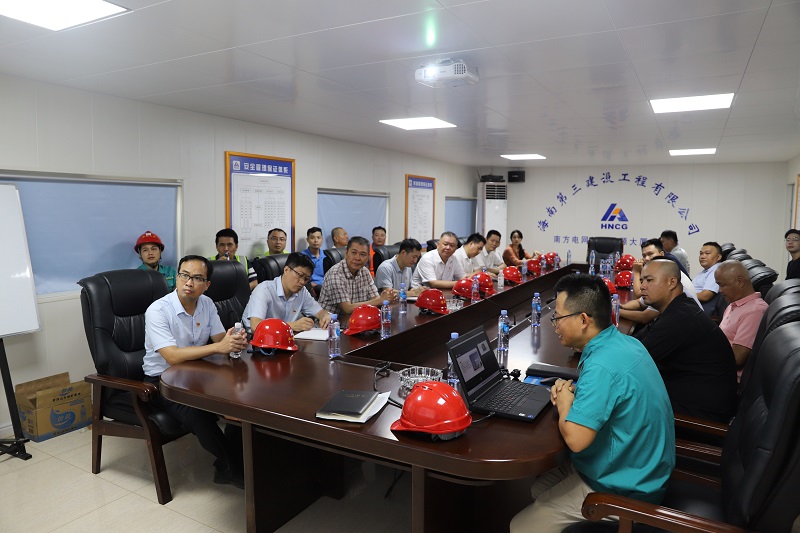 开展座谈会.jpg