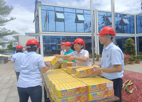 海建集团工会开展送清凉活动.jpg