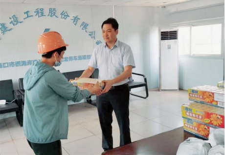 海建股份公司开展送清凉活动.jpg