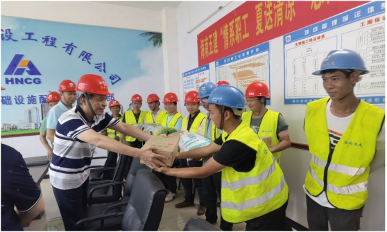海南五建开展送清凉活动.jpg