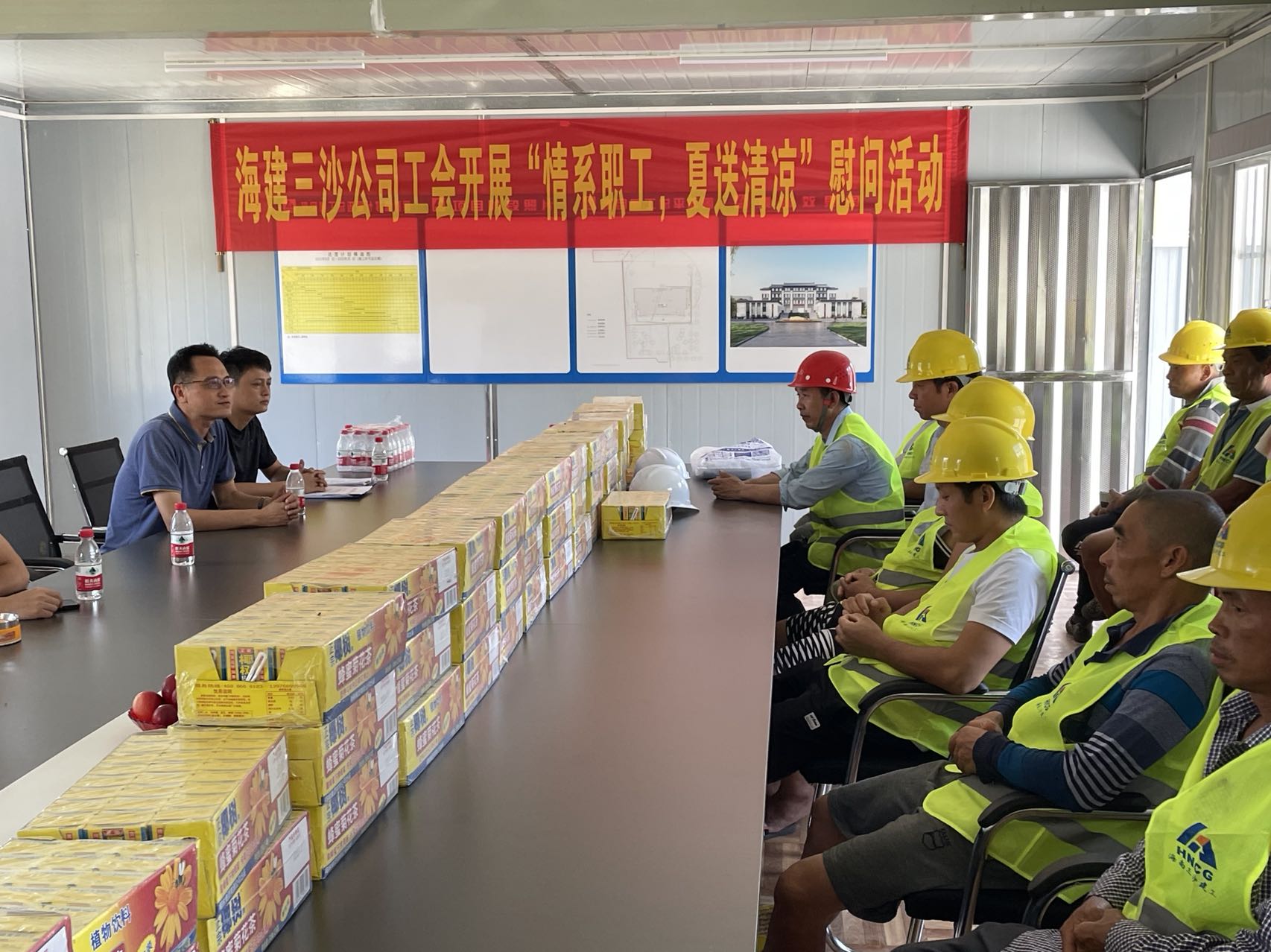 海建三沙公司开展送清凉活动.jpg