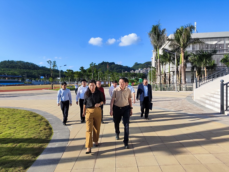 参观白沙第一小学.jpg