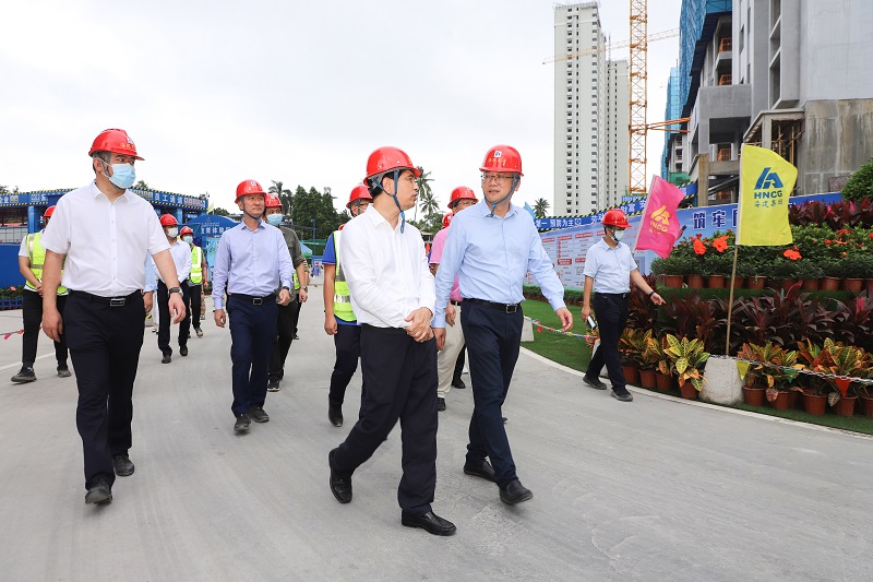 海口市副市长丁飞到省机关海府大院规划改造项目调研.jpg