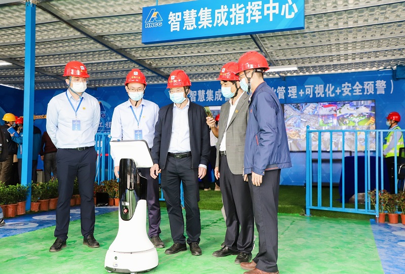 机器人向参会领导介绍智慧工地情况.jpg