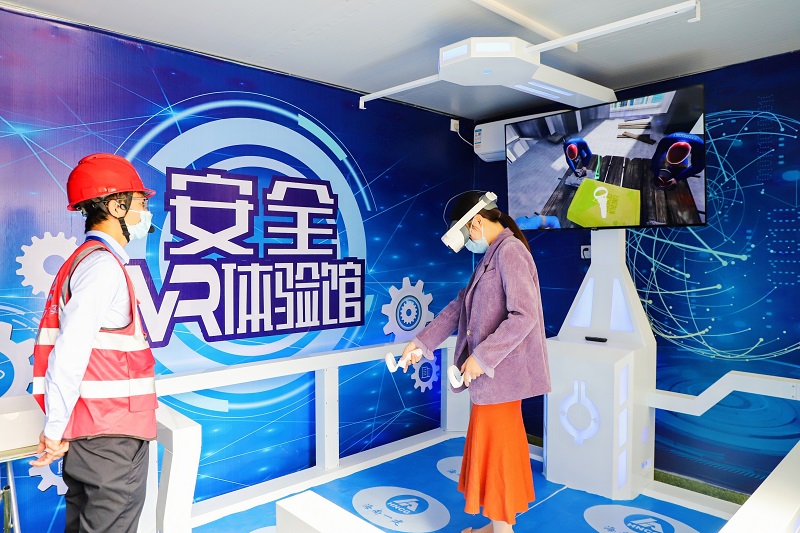 参会嘉宾在体验VR安全教育设备.jpg