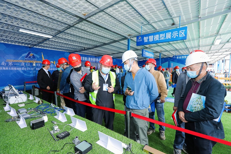 工作人员向参会嘉宾介绍项目装备.jpg