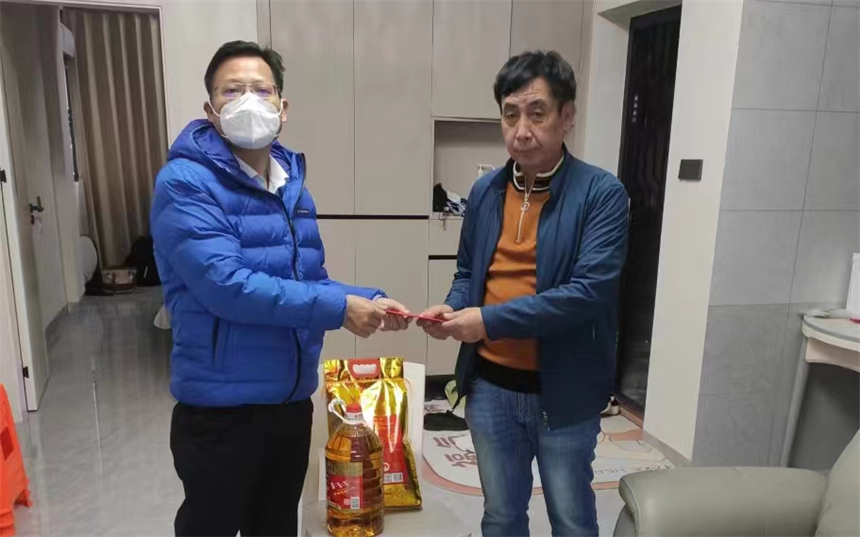 建筑产业化慰问劳动模范退休职工陈志涛.jpg