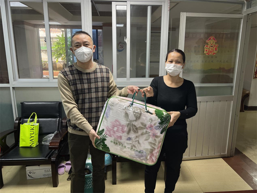 建安公司为残疾人职工发放慰问品.jpg