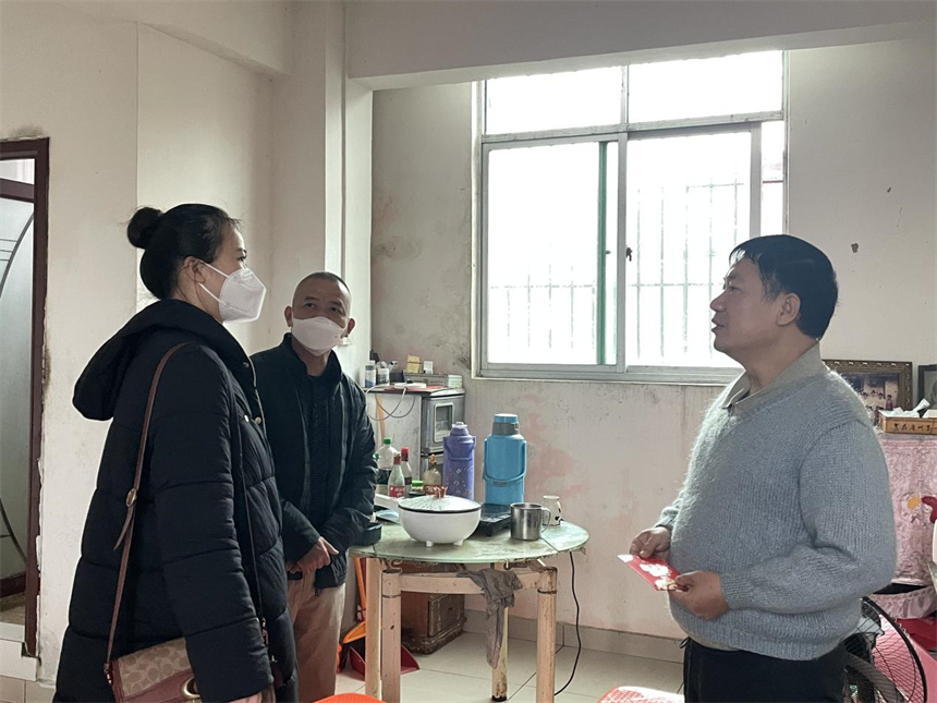 建安公司慰问企业困难职工.jpg