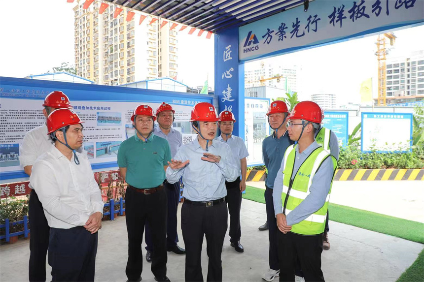 王晓桥与项目负责人交流BIM技术应用情况.jpg