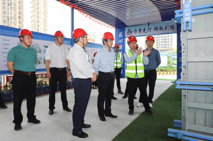 王晓桥走进项目技术展示区和施工现场.jpg