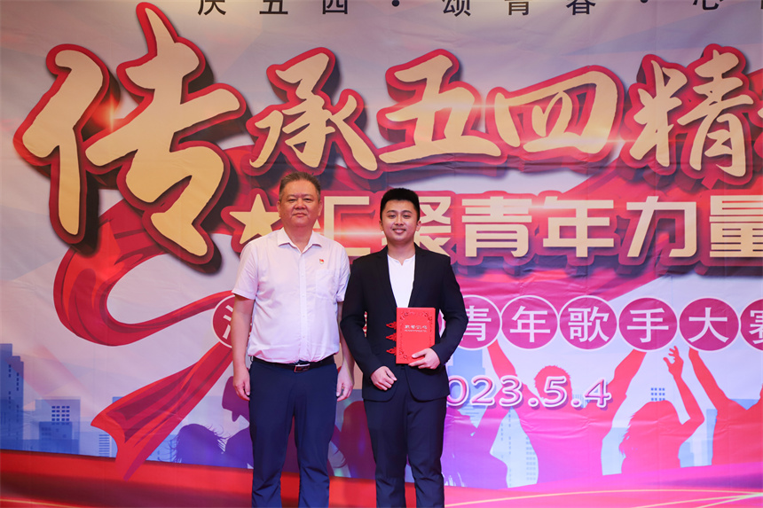 王德海为获一等奖的选手颁奖.jpg