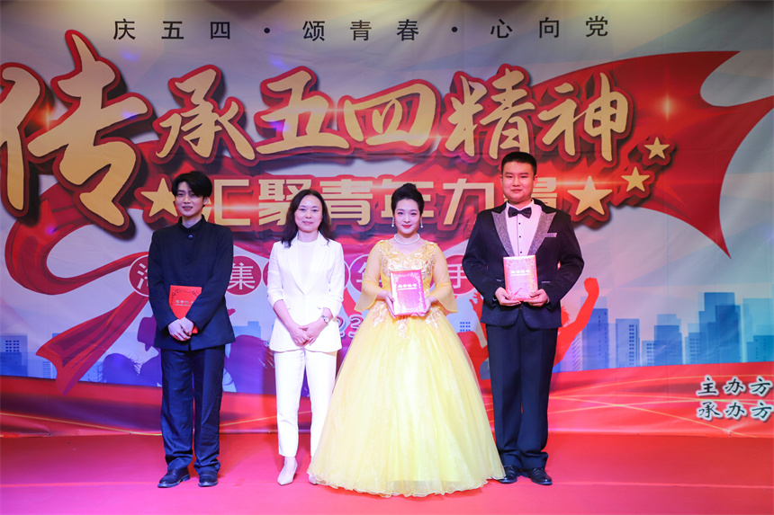 唐群杰为获二等奖的选手颁奖.jpg