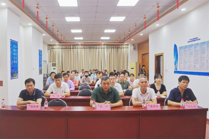 海南五建党委组织全体干部职工观看党风廉政警示教育片——《正风反腐就在身边》.png