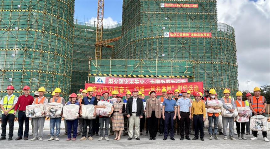 海南建投集团工会和海南七建领导班子到海汽项目二期开展慰问活动.png