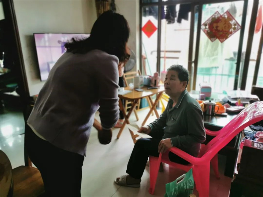 海南二建慰问企业困难职工.jpg