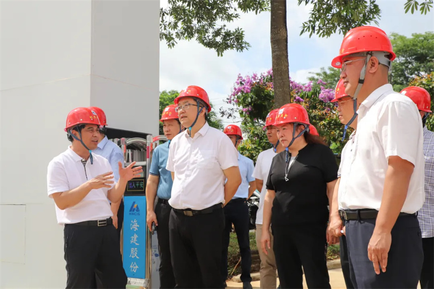 马咏华在浩业物流园安居房项目调研，听取项目建设情况汇报。.jpg