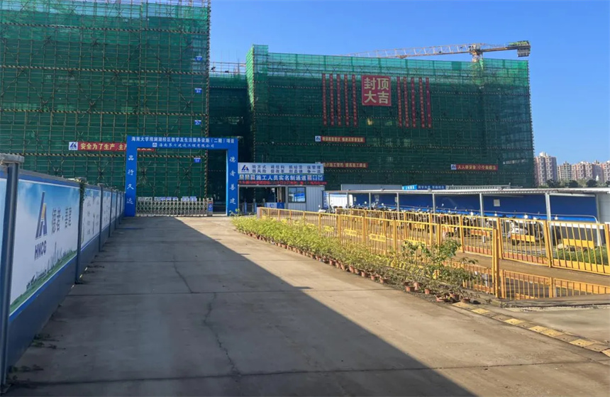 拆除脚手架前的施工现场.jpg