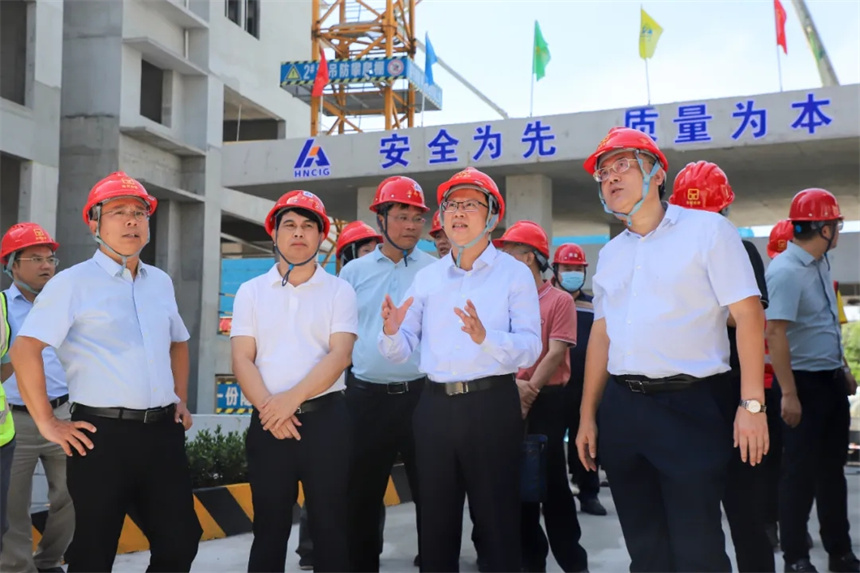 王鹏一行实地察看项目施工现场.webp.jpg