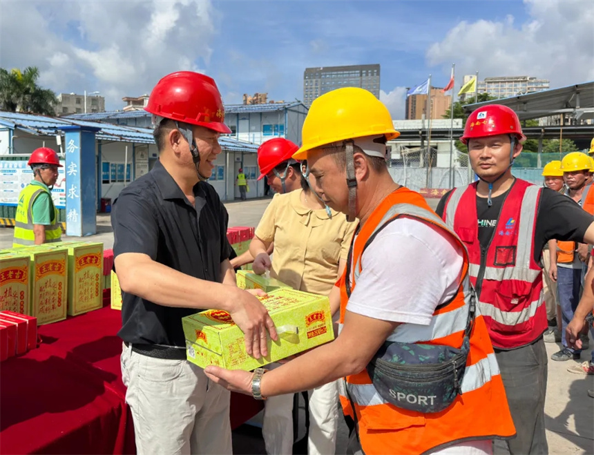 省建设工会领导到海南七建重点项目走访慰问奋战在高温一线的建筑工人2.webp.jpg