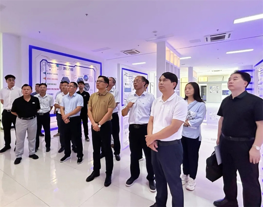 陈泰锋一行实地参观基地展厅.webp.jpg