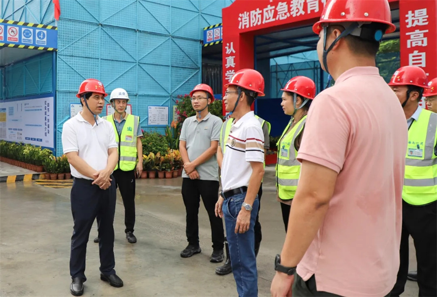 易伟深入项目施工一线.webp.jpg