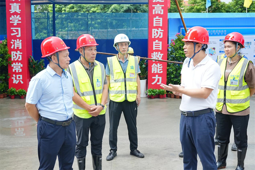 集团党委副书记王德海到屯昌海馨家园项目检查防台准备工作 (2).jpg