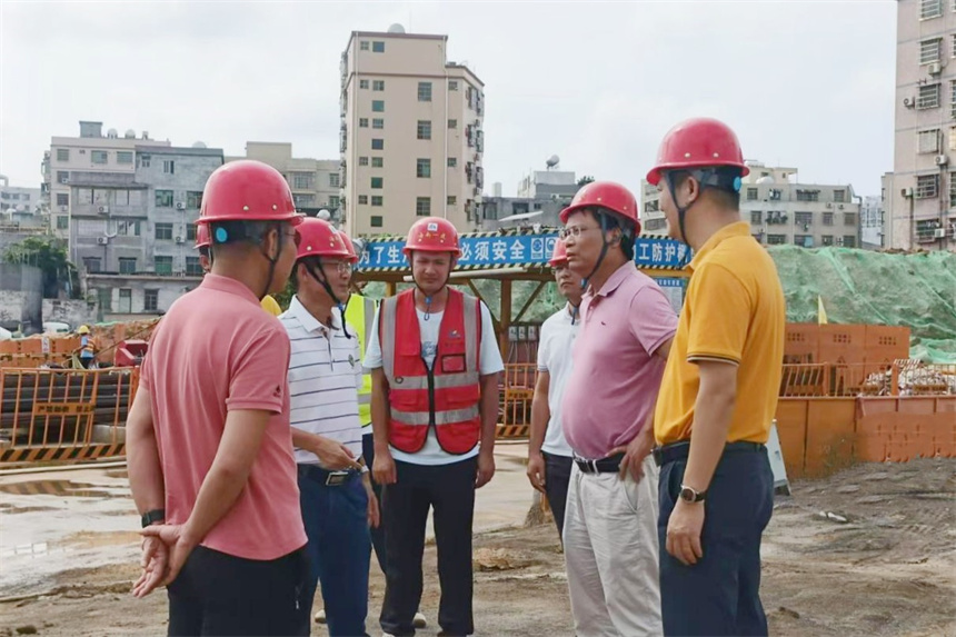 集团副总经理凌海到琼山区桂林片区城市更新一期项目检查防台准备工作.jpg