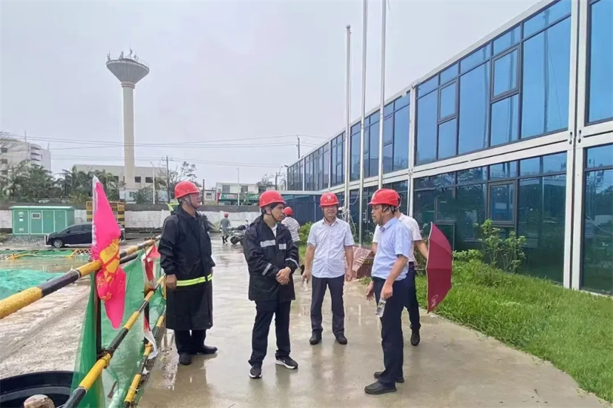 易伟走进项目施工现场.webp.jpg